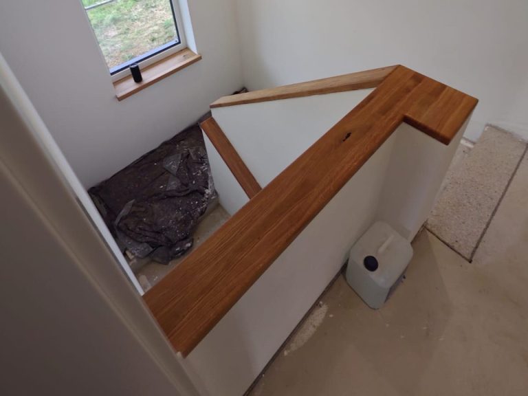 Handläufe und Fensterbänke Handgefertigter Treppenlauf und Fensterbank aus massivem Holz – vorbereitet für den Selbstverbau in Eigenprojekten.