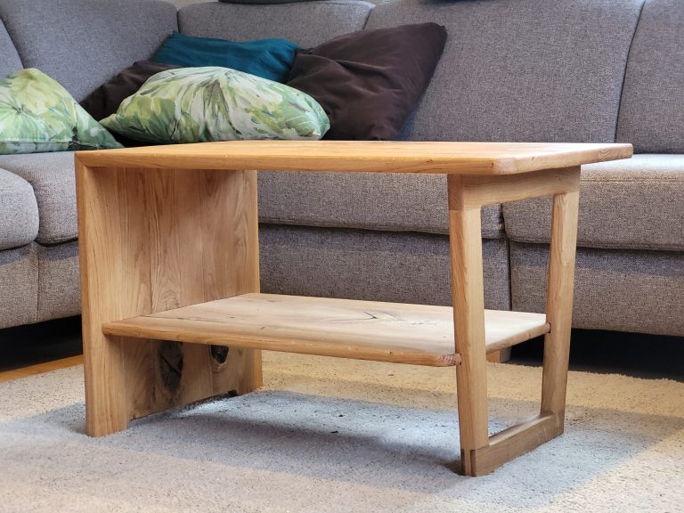 Rustikaler Couchtisch Handgefertigter Couchtisch aus Massivholz mit rustikalem Design, gefertigt in Bayern – jedes Stück ein Unikat.