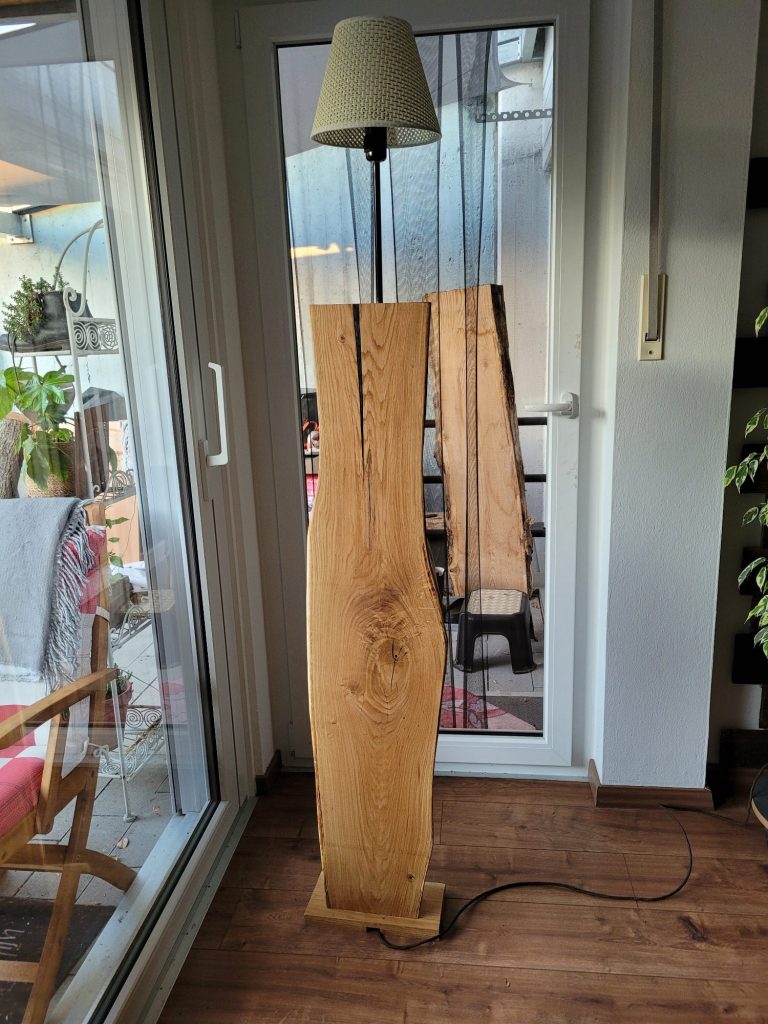 Stehlampe Stehlampe aus naturbelassenem Massivholz, handgefertigt in Bayern – Designstück mit rustikalem Charakter.